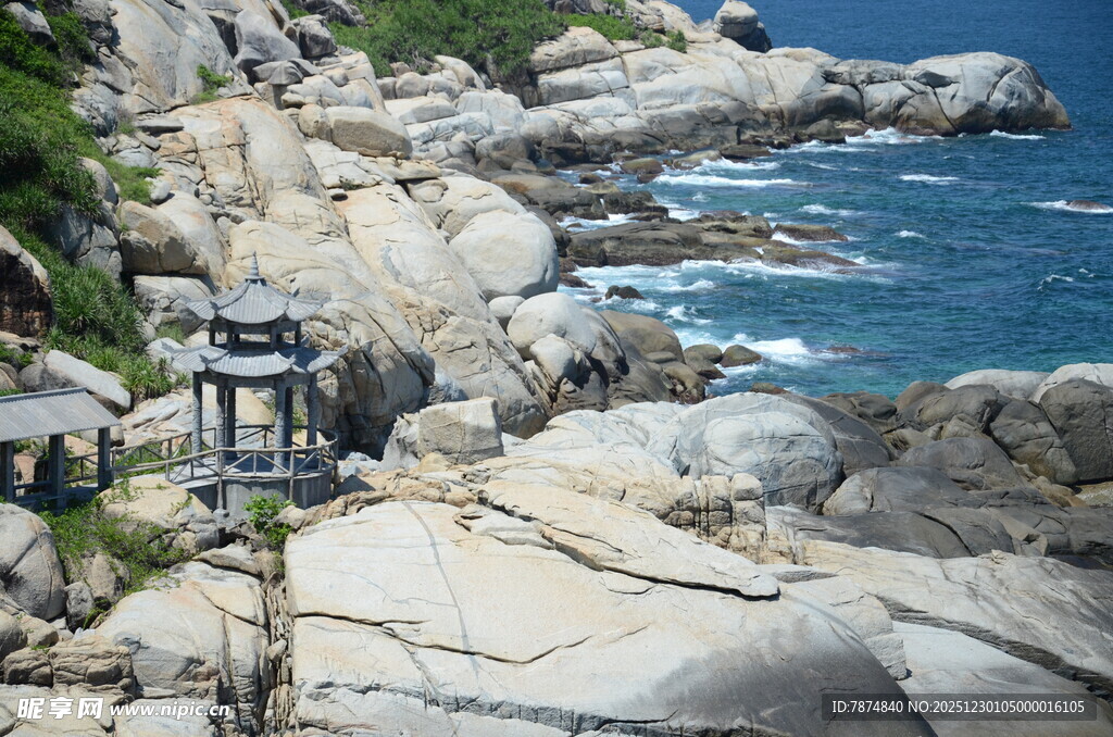 海边岩石栈道风景