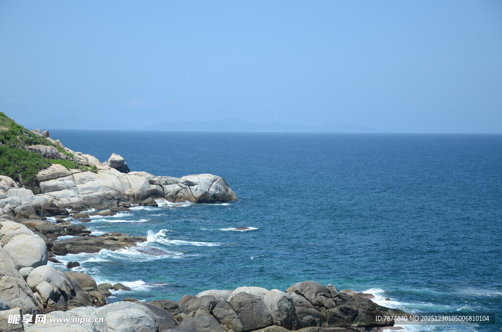 海边嶙峋礁石与蔚蓝大海