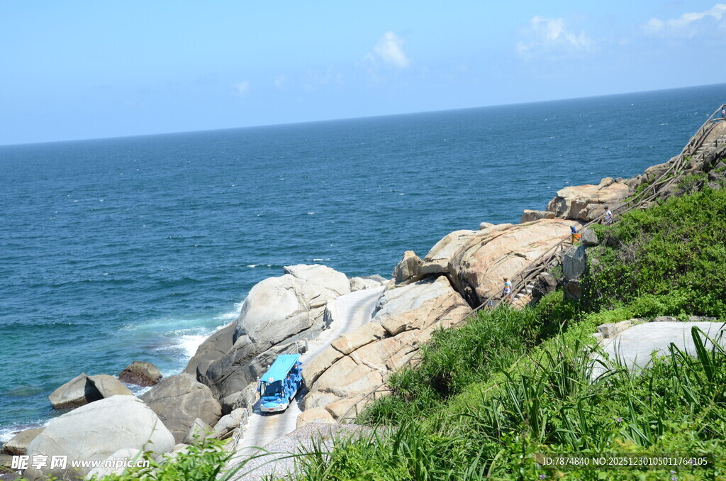 海边岩石上的静谧风景