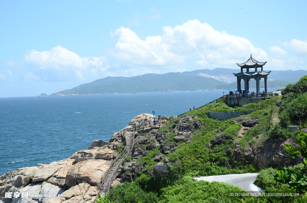 海边山巅的古朴观景亭