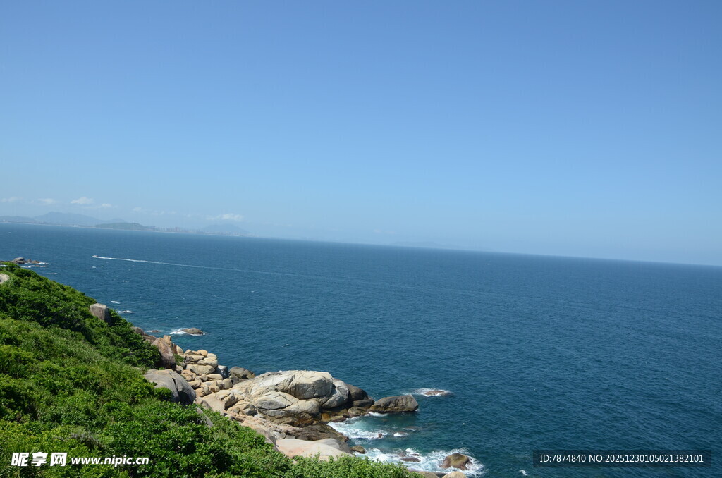 海岸风光 绿意与碧海相映