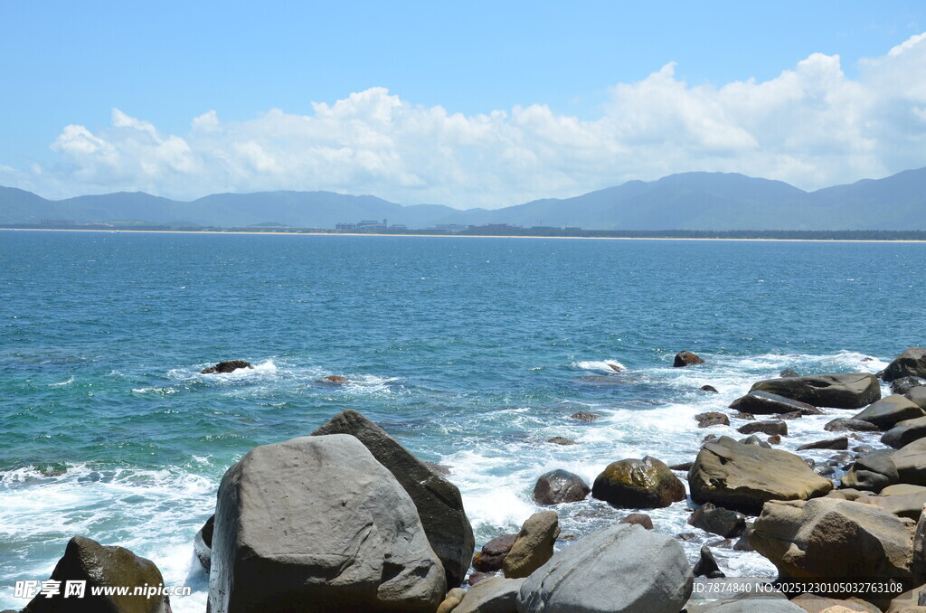 海边礁石与辽阔碧海蓝天