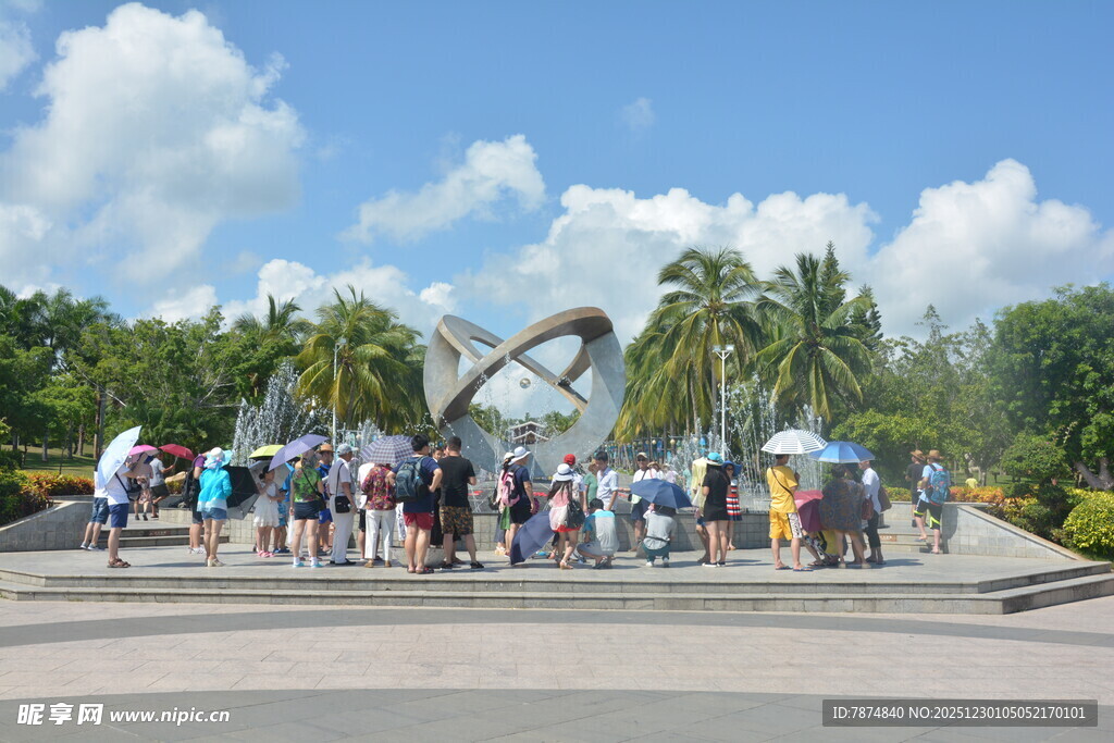 景区雕塑旁的游客聚集处