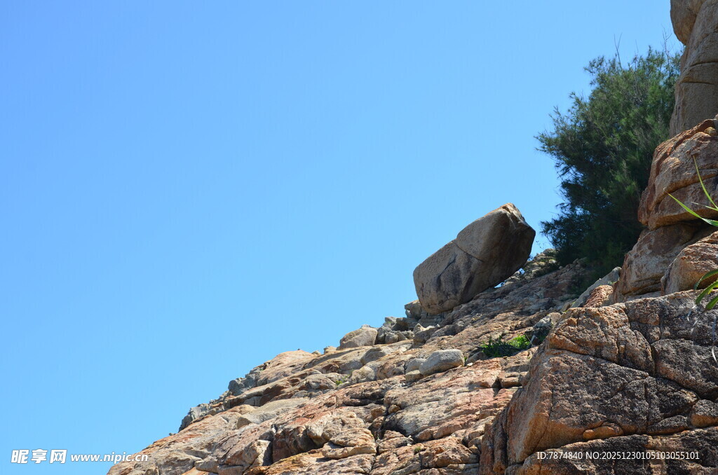 嶙峋山石与崖边绿植