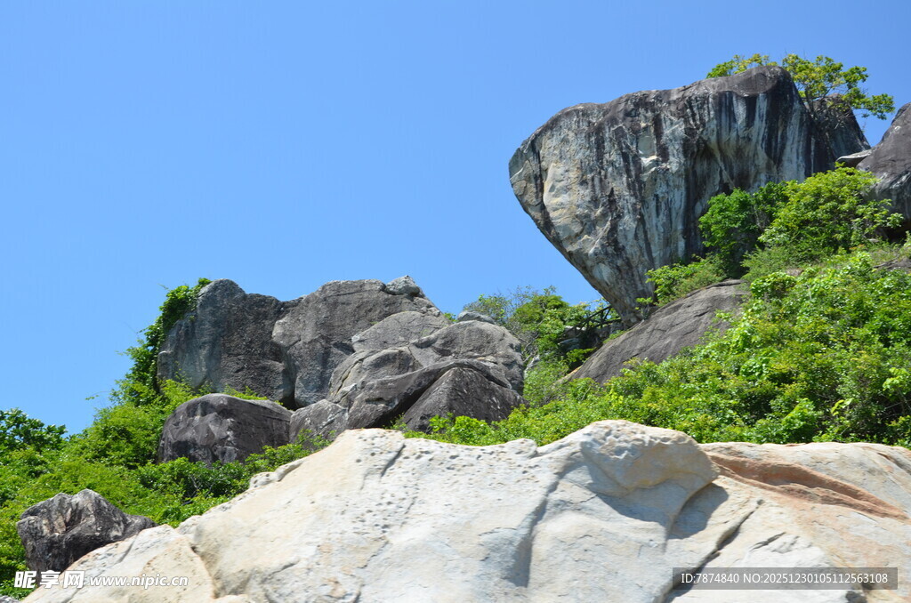 奇特嶙峋的山间岩石景观