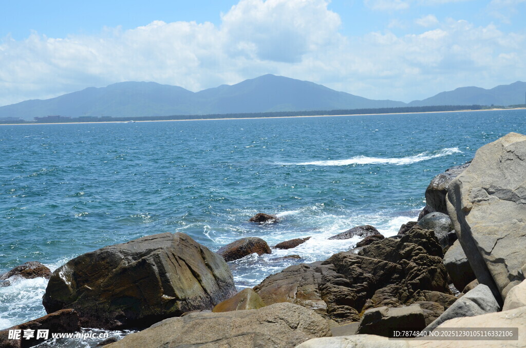 海边礁石与辽阔蔚蓝大海