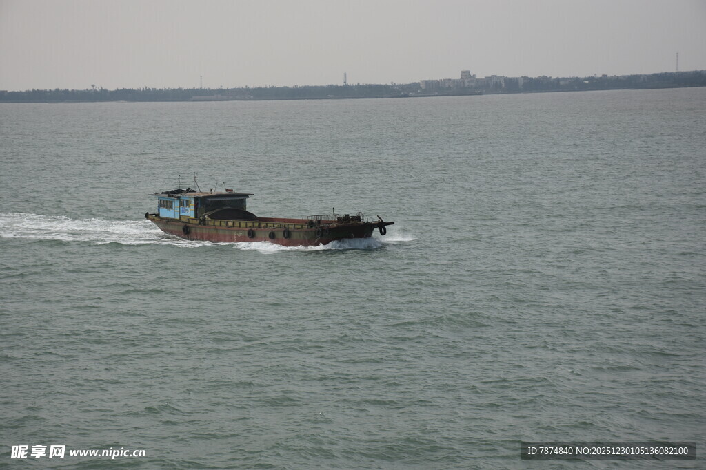 海上行驶的载货船只