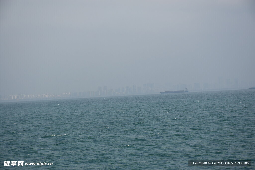 海上景象 远方隐约可见岛屿