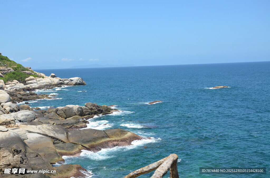 海边嶙峋礁石与湛蓝海水