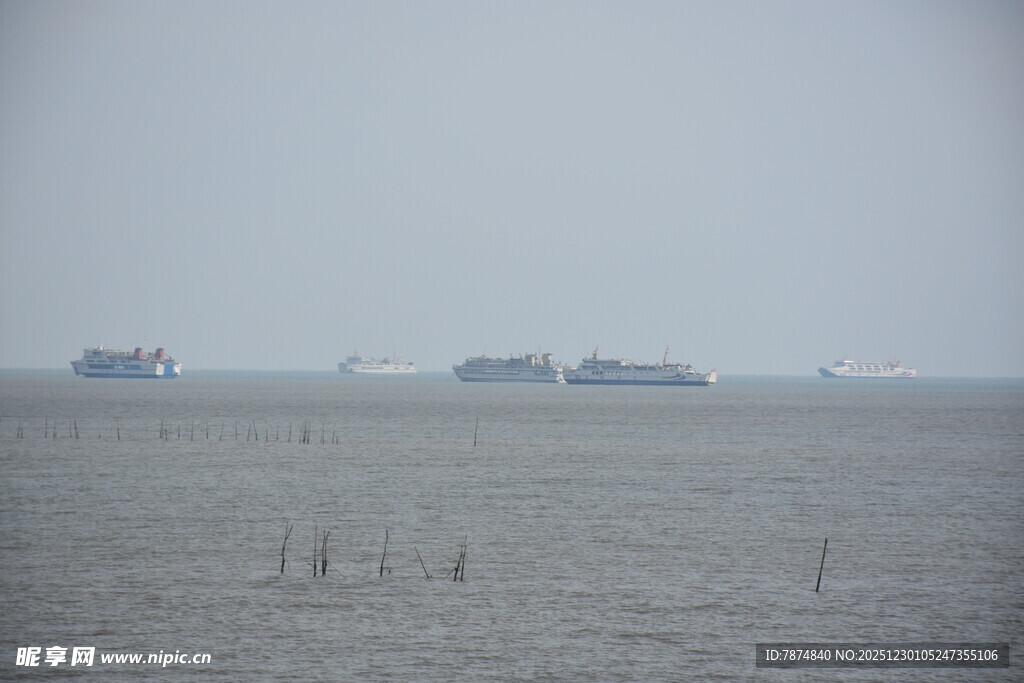 海上船只在朦胧海面景象