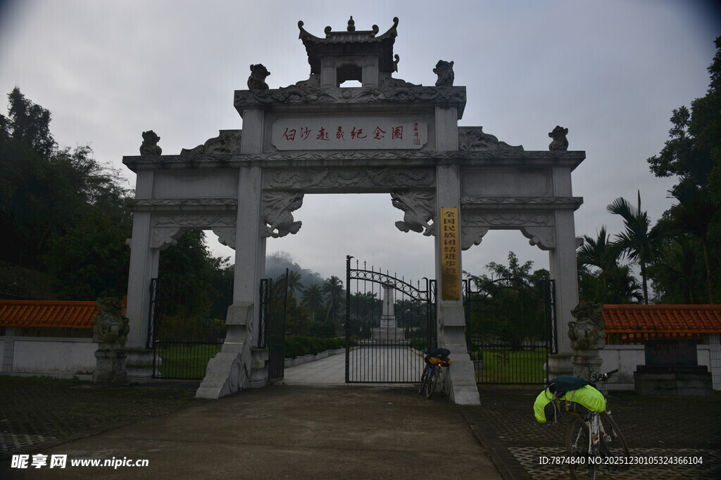 中式牌坊下的骑行场景