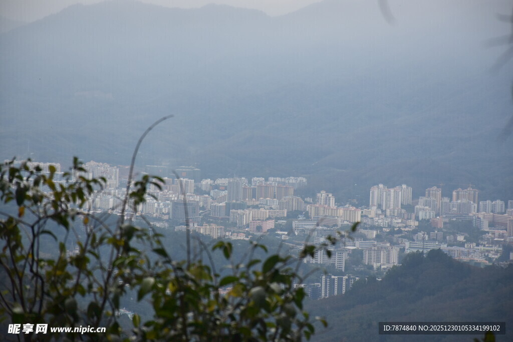 山巅远眺城市景观