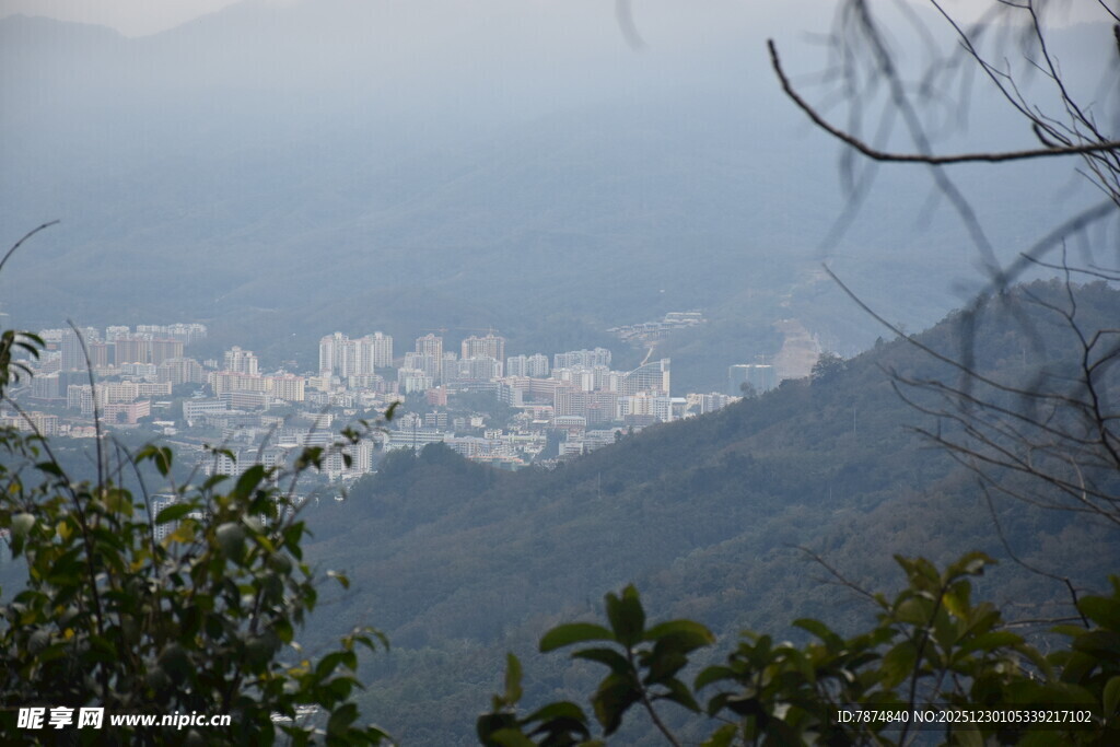 山巅远眺城市朦胧景致