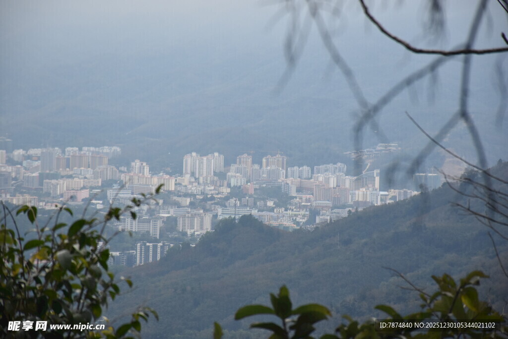 山间远眺城市朦胧景致