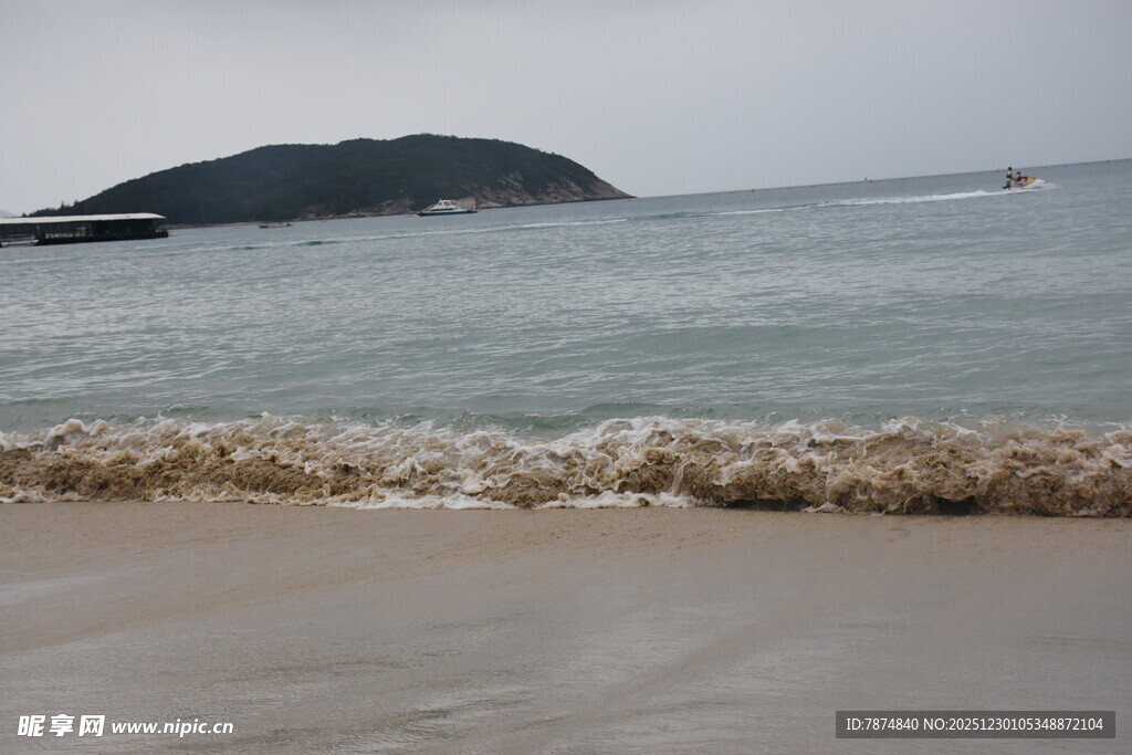 海边沙滩 海浪轻拍景象