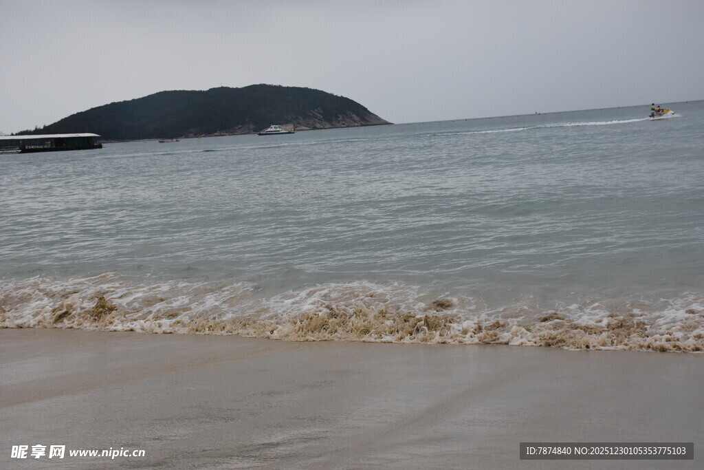 海边沙滩与远处岛屿景色