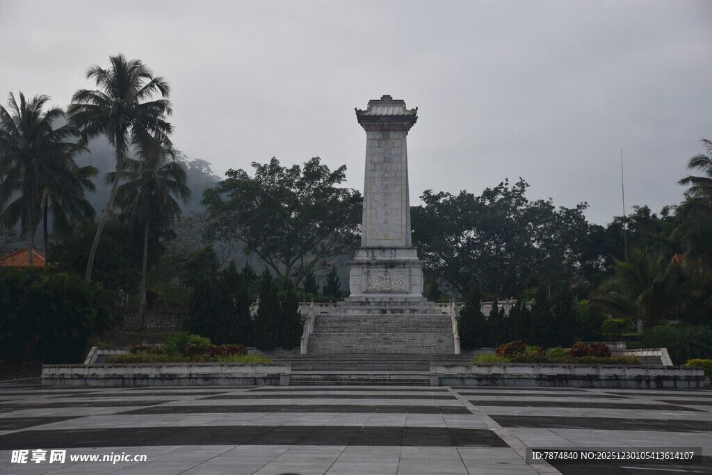纪念碑矗立在绿植环绕处