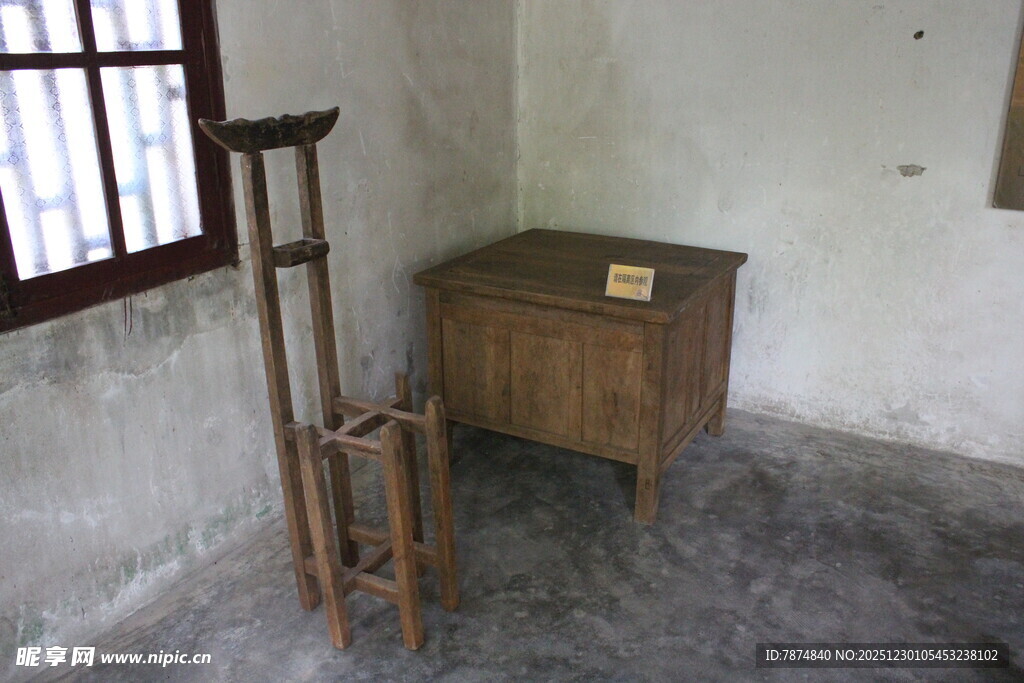 老式房间内的木家具陈设