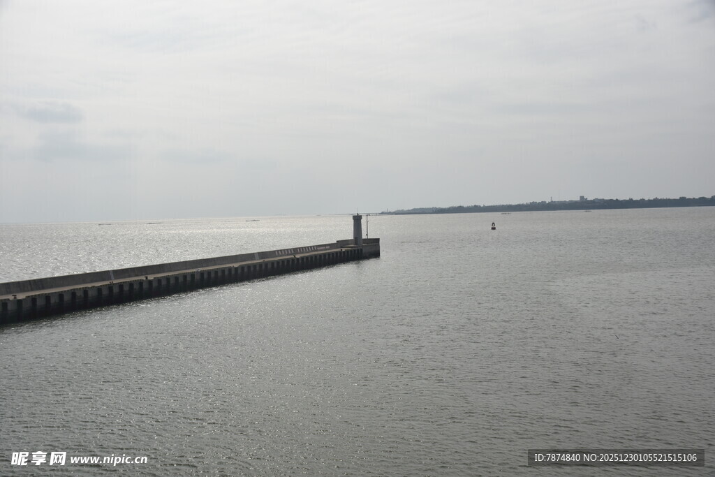 海边长堤延伸至远方