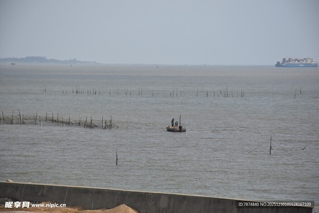 海上渔船与远处船只景象
