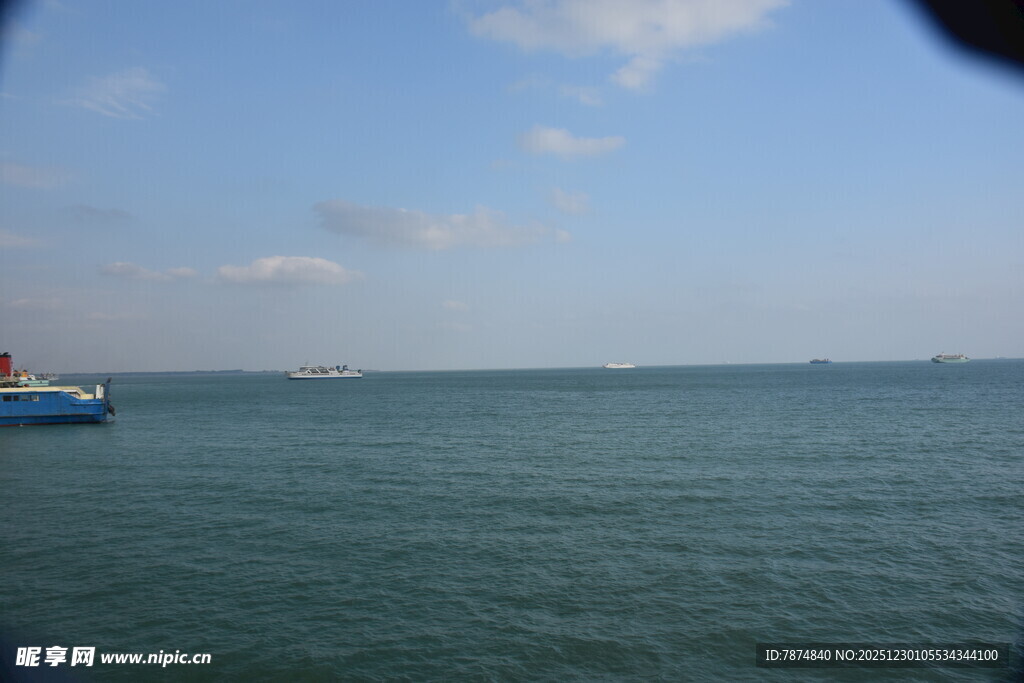 海上船只与蓝天海景