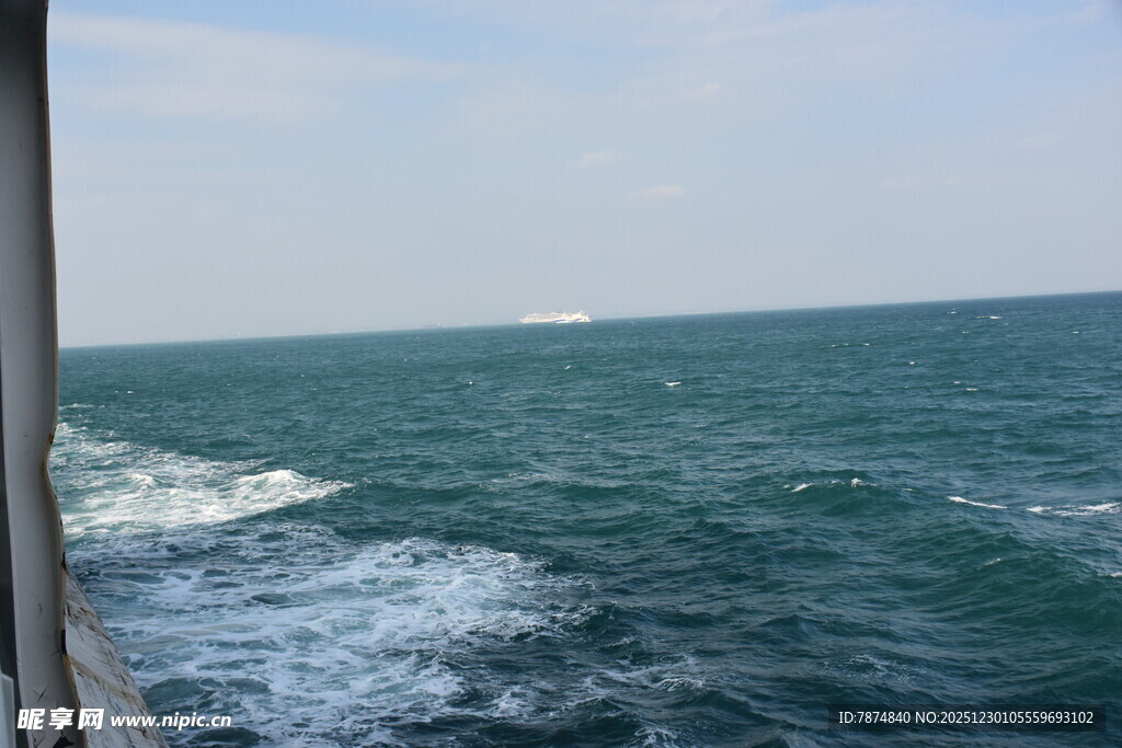 船行海上的壮阔海景