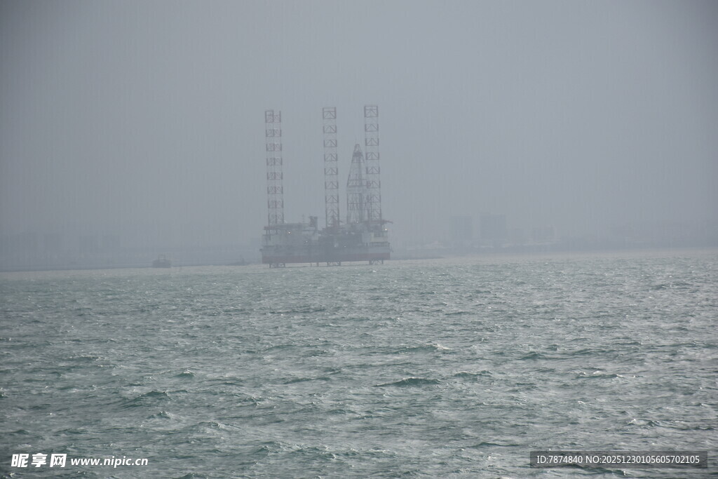 雾中海上钻井平台