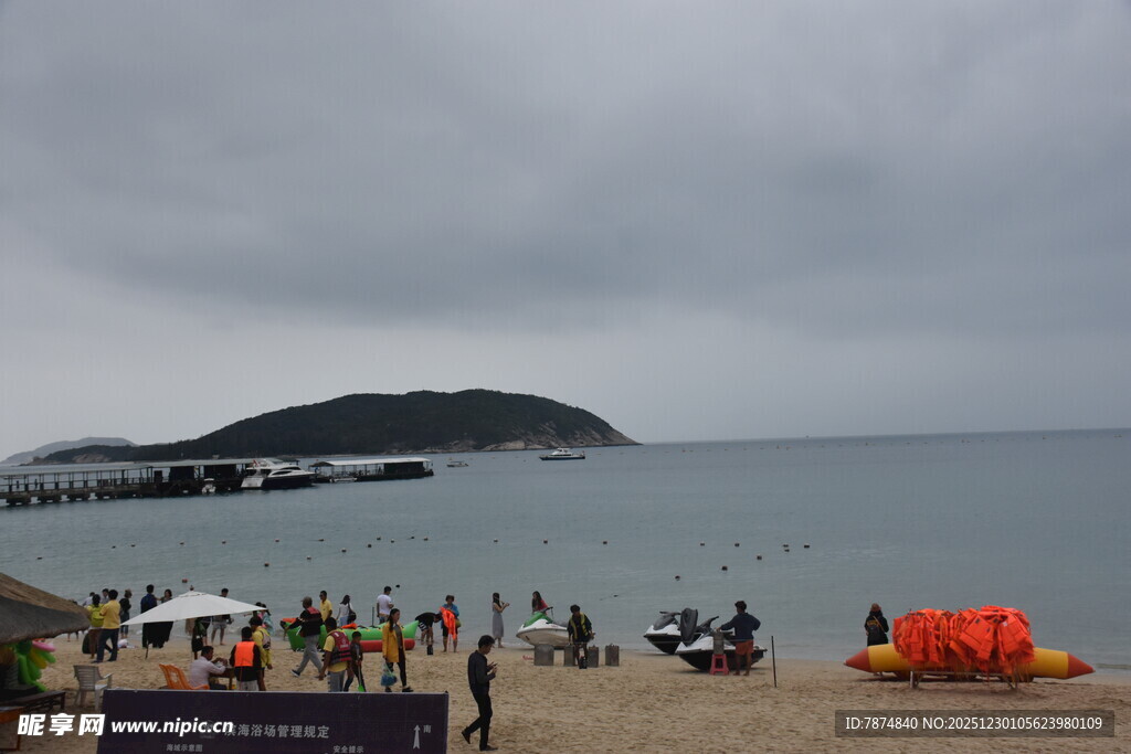 海边热闹的休闲活动场景