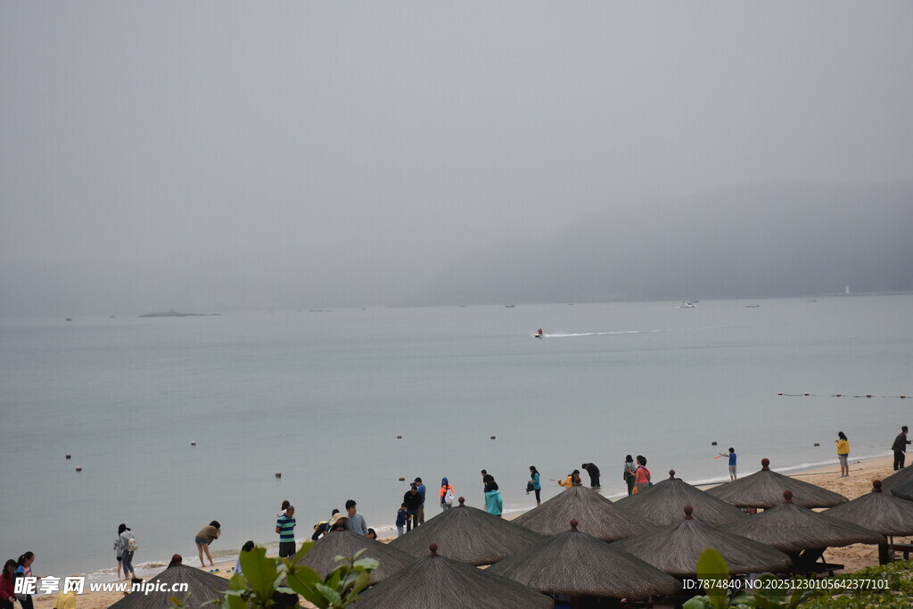 海边沙滩人群景象