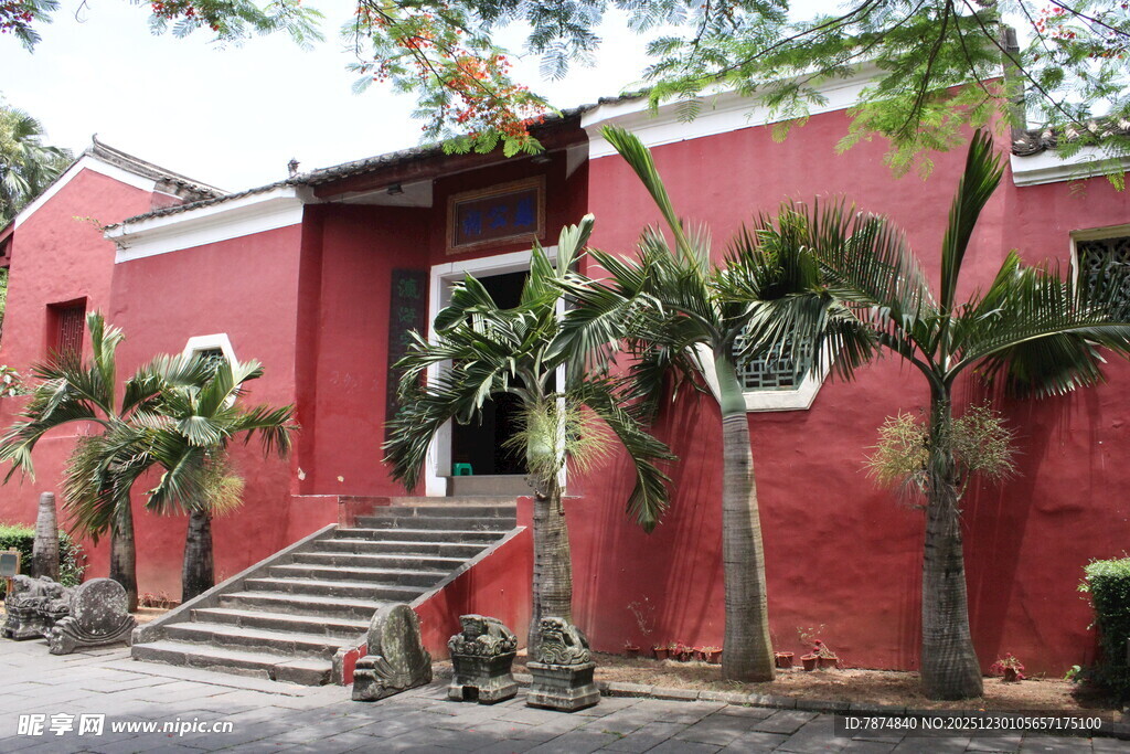 红墙绿植的特色建筑