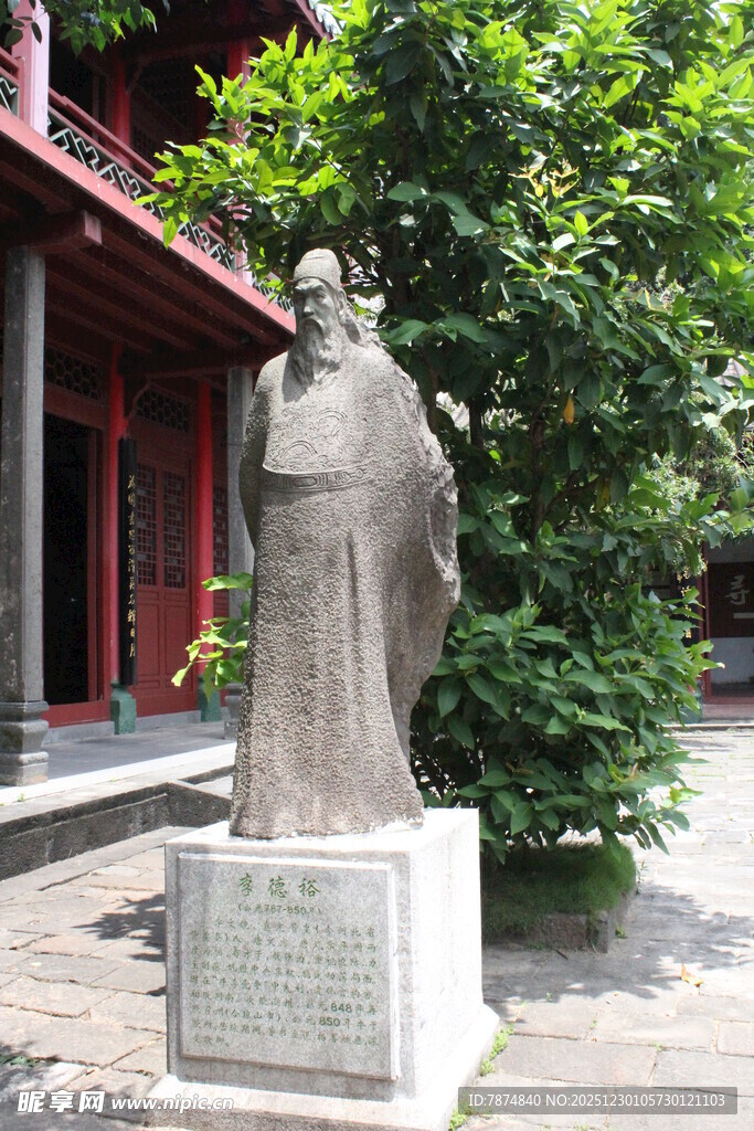 庭院中的古代人物雕像