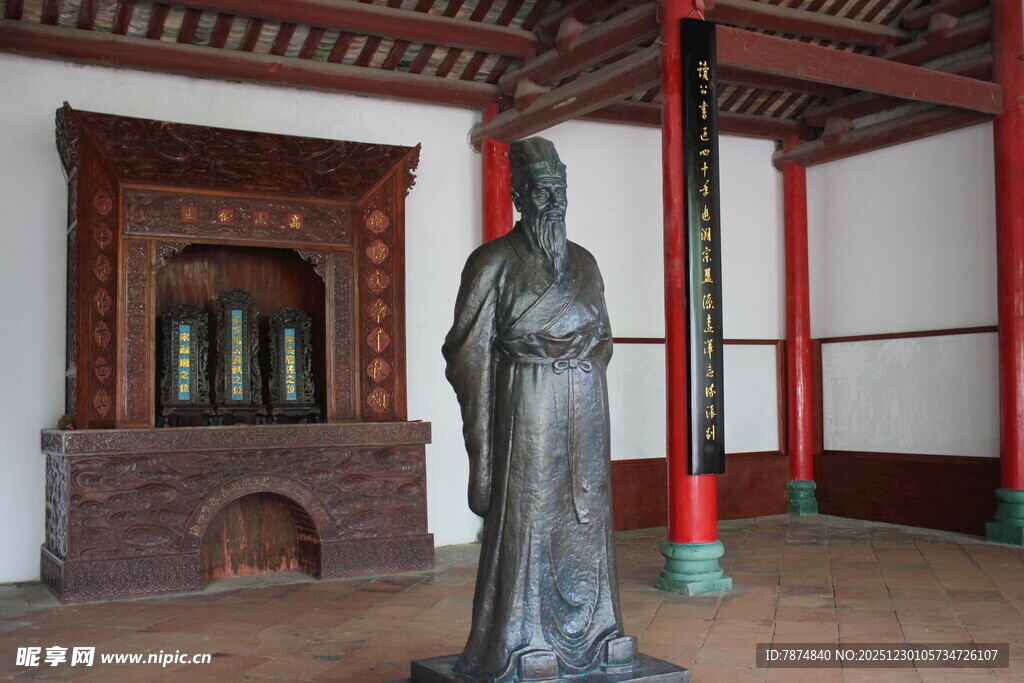 室内古代人物青铜雕像