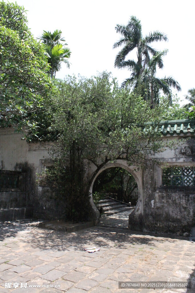 中式庭院拱门绿植景观