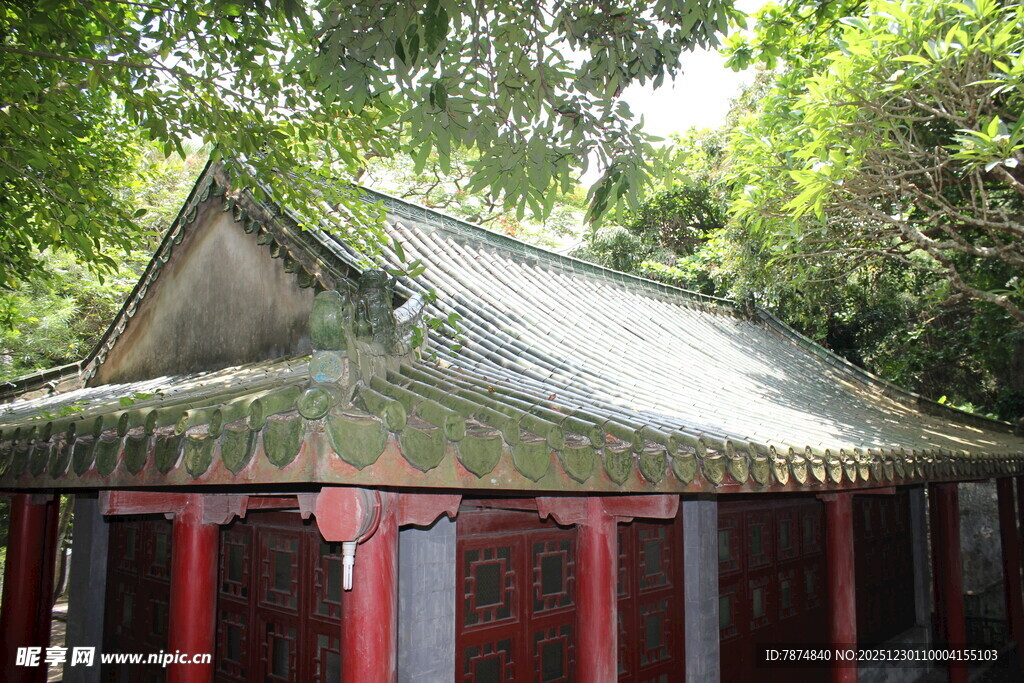 古雅红亭隐于葱郁林间