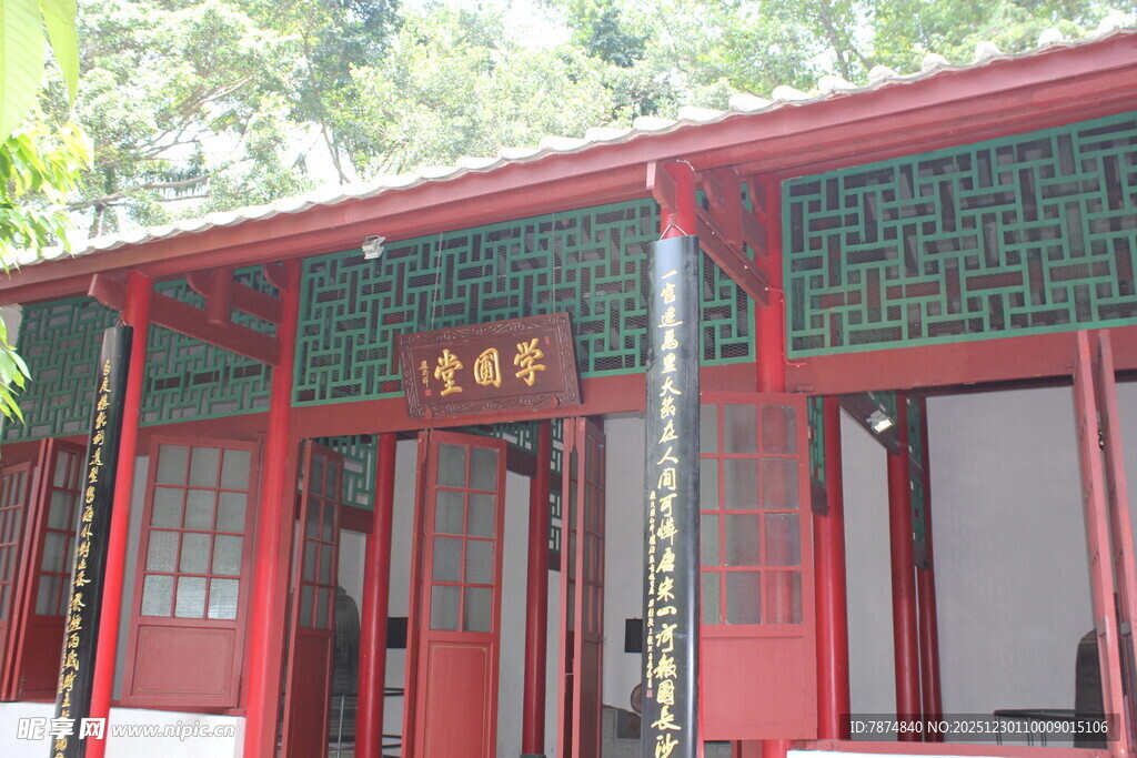 中式红漆建筑外观