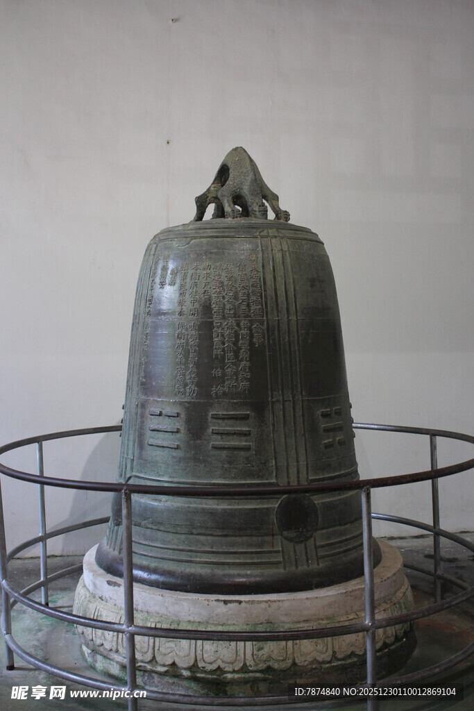 古老大钟置于围栏之中