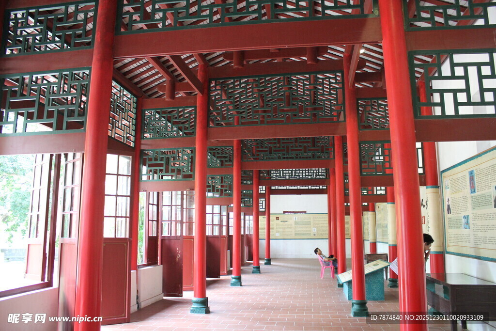 中式红廊下的悠闲漫步