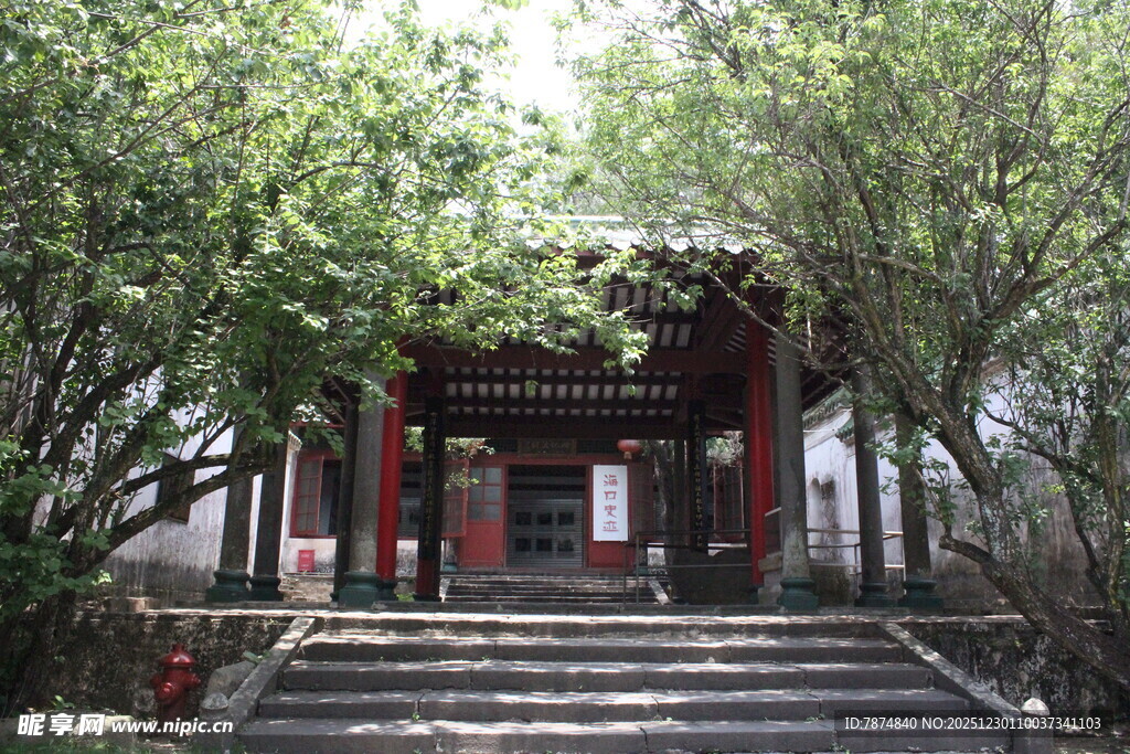 古雅中式建筑隐于绿荫间