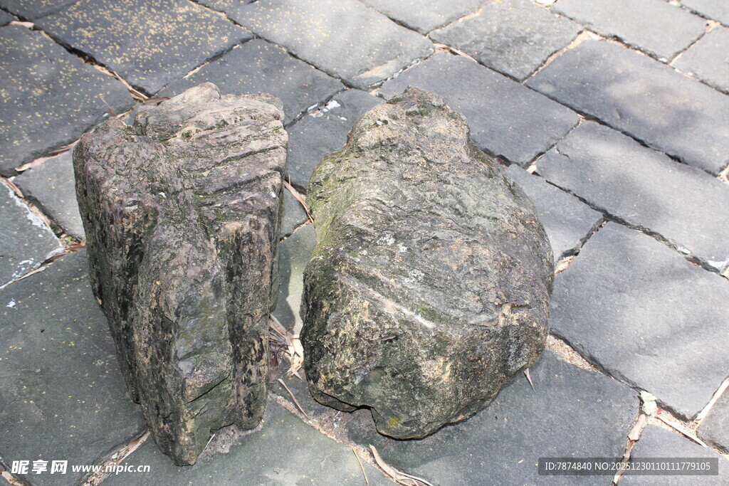 古朴石块置于石板地面