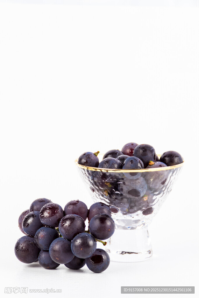 晶莹紫葡萄与玻璃碗盛放