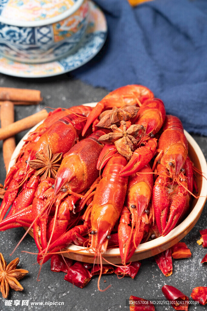 美味小龙虾摆放在竹篮中