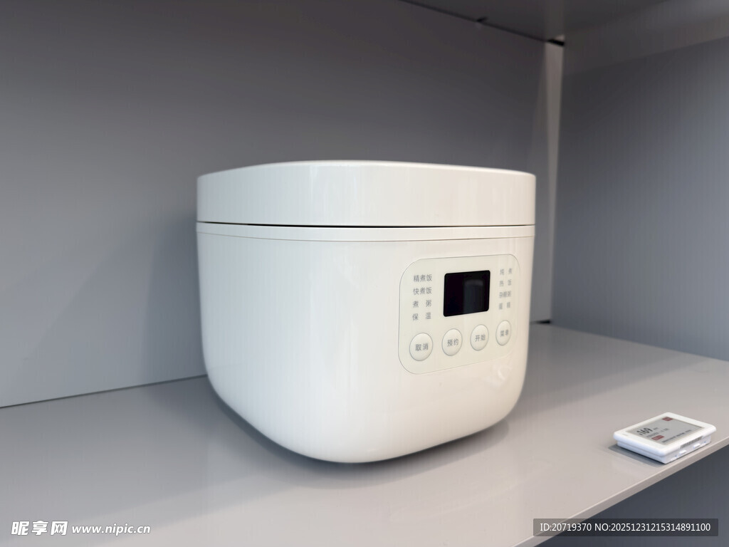白色智能电饭煲置于台面上