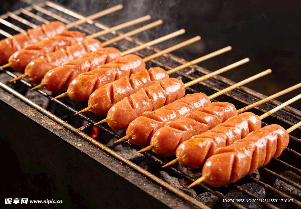 烤架上的烤肠