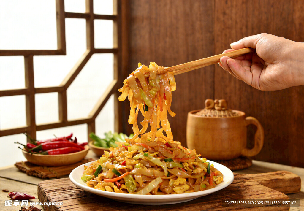 筷子夹起美味炒面