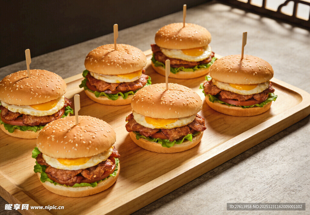 美味汉堡整齐摆放在木托盘上