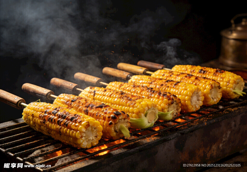 烤架上的烤玉米