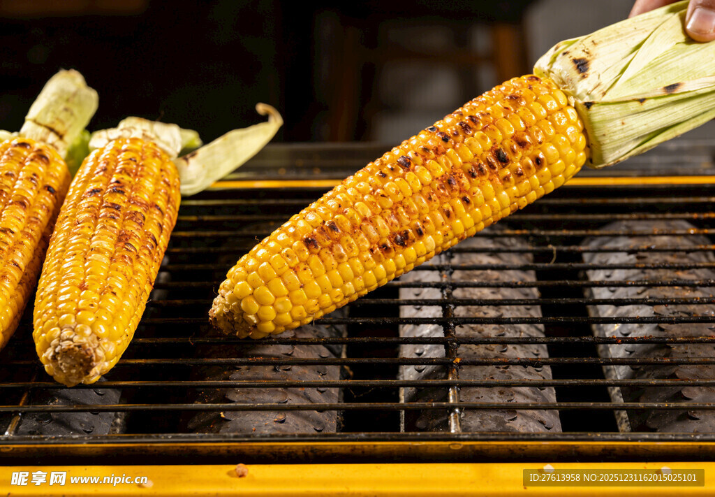 烤架上的美味烤玉米