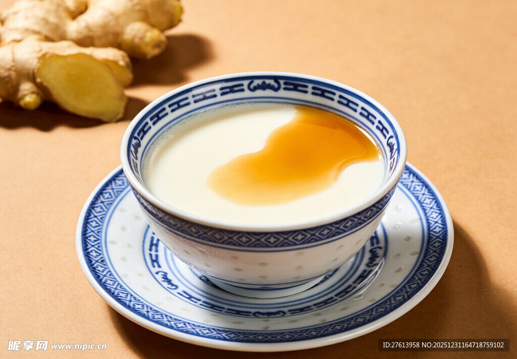 青花瓷碗盛姜汁撞奶