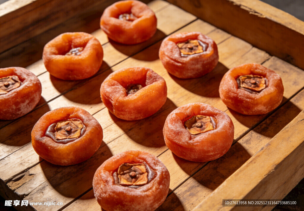 木盘上的美味柿饼