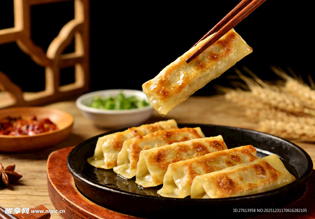 锅贴被夹起瞬间